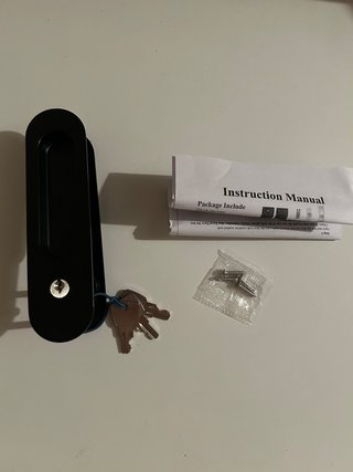 Cerradura negra con llaves e instrucciones