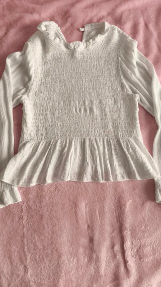 Blusa blanca con detalle fruncido