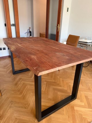 Mesa de Madera Rústica con Patas Metálicas