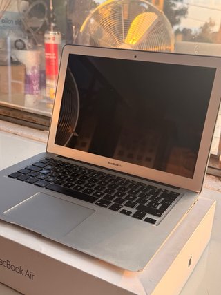 MacBook Air 13" i5 8GB + caja, cargador y funda