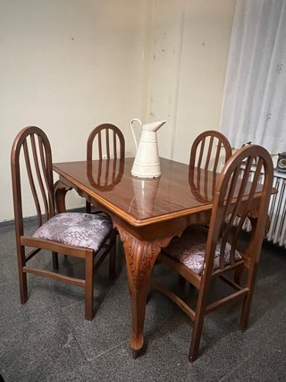 Mesa de comedor sin sillas.