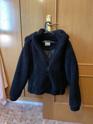 Chaqueta polar con capucha negra