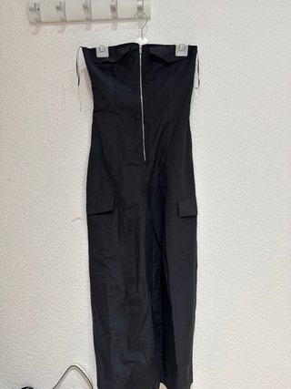 Mono largo negro Bershka con etiqueta.