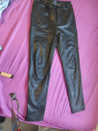 Pantalón Negro Efecto Cuero