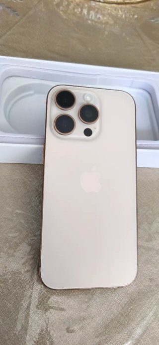 iPhone 16 Pro Árido Dorado