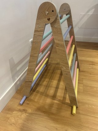 Escalera Pikler madera pastel