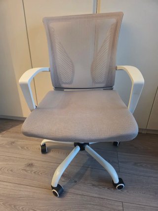 Silla de oficina blanca y gris