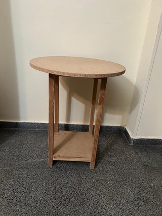 Mesa auxiliar pequeña de madera