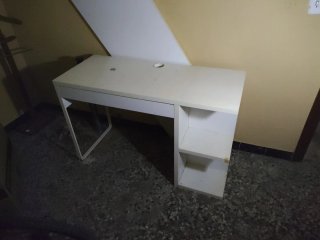Mesa de escritorio blanca
