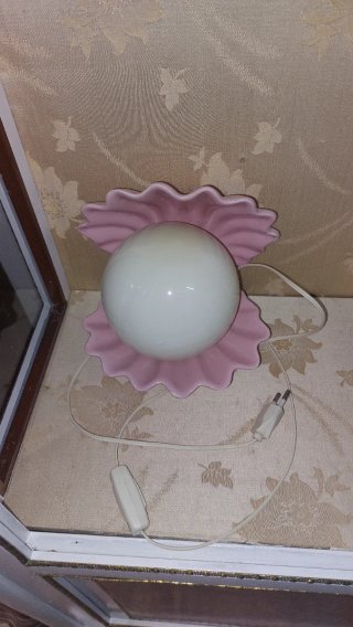 Lámpara de cerámica con forma de concha marina.