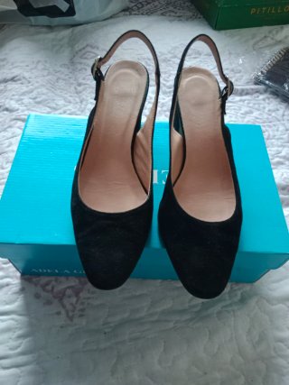 Zapatos de tacón Adela Gil negros