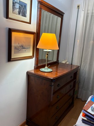 Cómoda de madera con espejo