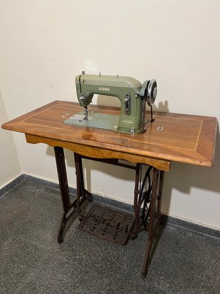 Máquina de coser Sigma con mueble