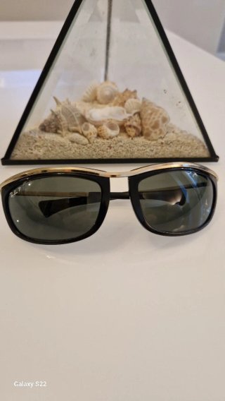 Gafas de sol Ray-Ban Olimpia negras y doradas