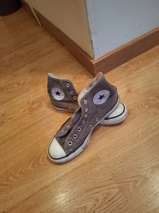 Zapatillas Converse grises y blancas