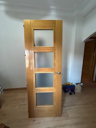 Puerta de madera maciza de pino y cristal y marco