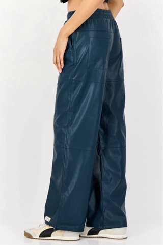 Pantalones efecto piel The Giving Movement