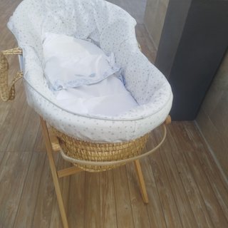 Moisés de mimbre con patas de madera