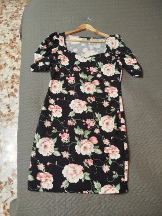 Vestido negro flores rosas mangas abullonadas