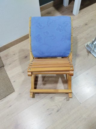 Reposapiés de madera y tela azul