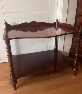 Mesa auxiliar o camarera de madera