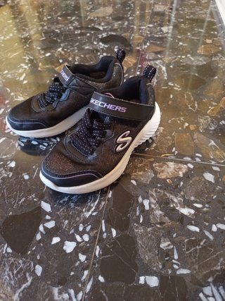 Zapatillas Skechers niña negras y plateadas