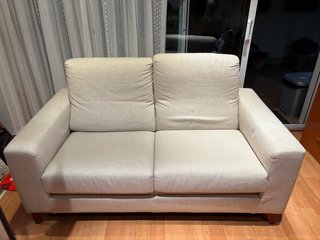 Sofá de dos plazas beige