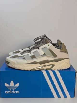 Zapatillas Adidas Grises y Blancas