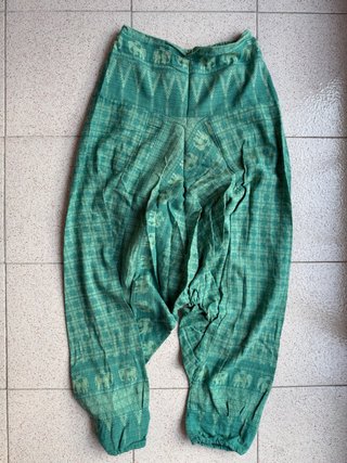 Pantalón harén verde estampado elefantes