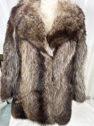 Elegante abrigo de piel ,color marron ,bolsillos