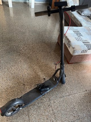 Patinete Eléctrico Negro Con autonomía de 27 km.