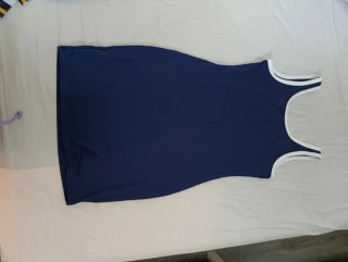 Vestido azul con ribetes blancos sin marca