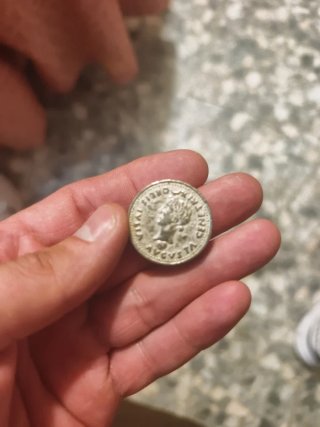Moneda antigua con busto