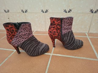Botines de tacón con estampado animal