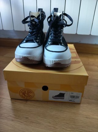Zapatillas tipo Converse caña alta negras y blanca