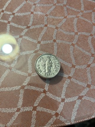 Moneda antigua con relieve