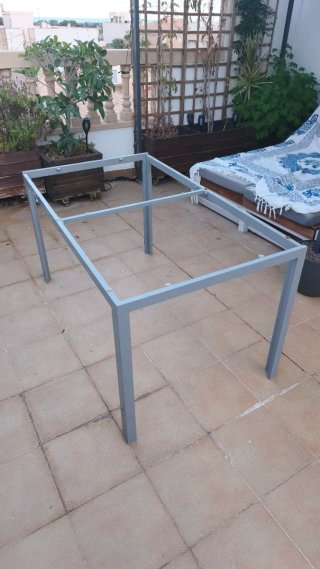 Mesa de exterior metálica gris