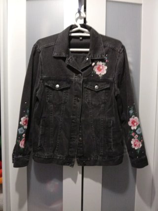 Cazadora vaquera H&M negra con flores