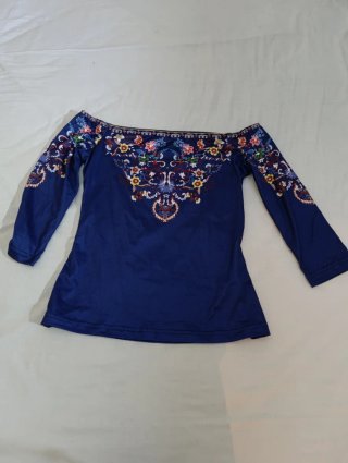 Camiseta azul con estampado floral