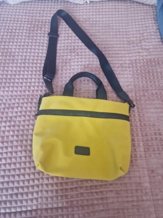 Bolso Amarillo con Correa Ajustable