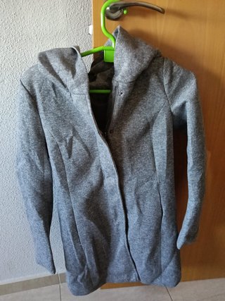 Abrigo gris con capucha