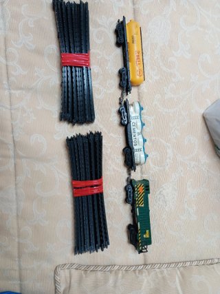 Tren eléctrico antiguo con vías
