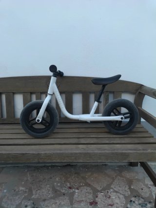 Bicicleta de equilibrio Btwin blanca