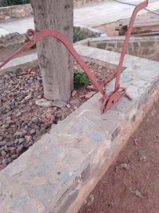 Arado antiguo de metal