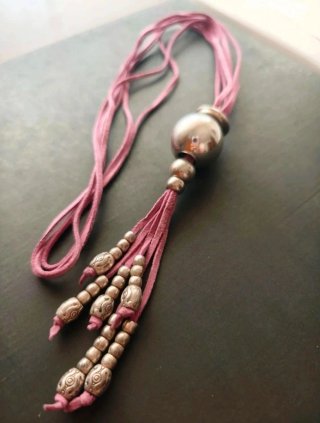 Collar de Ante Rosa y Abalorios Plateados
