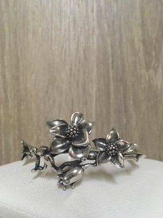 Pulsera de plata con flores