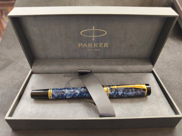 Pluma Parker Duofold Mármol azul Oro 18k