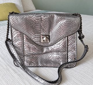 Bolso de Hombro Plateado con Textura