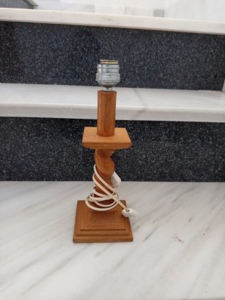 Pie de lámpara de madera de castaño
