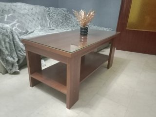 Mesa de centro de madera con sobre de crista